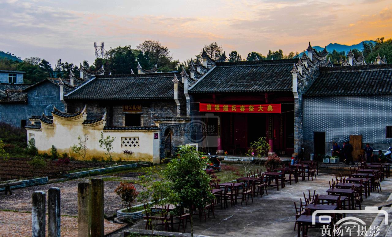 江西马安上宝村，古祠堂群4000多平方米，距于都县城46公里
